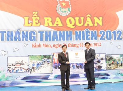 Công ty TNHH Tiến Hoàng trao tượng trưng công trình thanh niên:1km đường dân sinh, trị giá 9,7 tỷ đồng.